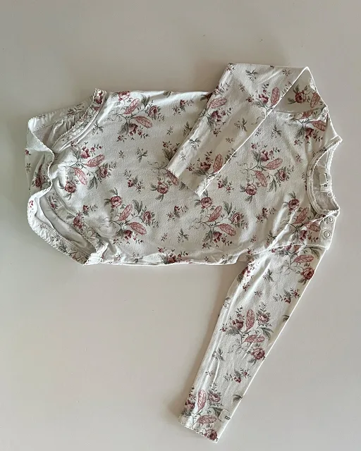 Lasten kukkakuvioinen body ja housut