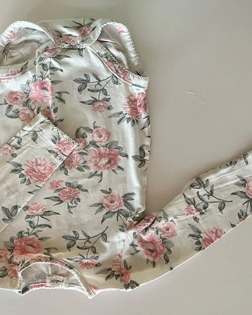 Kukkakuvioinen vauvan body