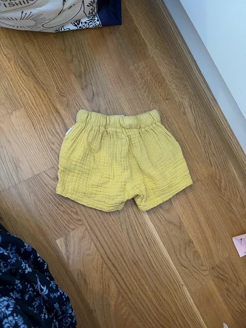 Lindex keltaiset shortsit 62