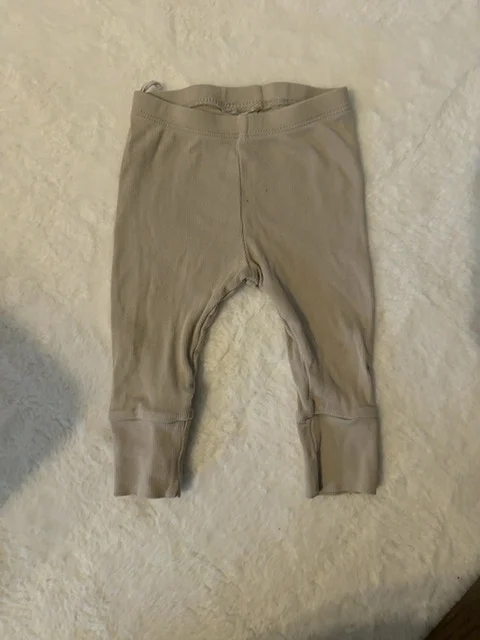 Koko 68 / H&M vaaleat housut (etuosassa kaksi minitahraa)