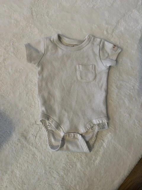Koko 74 / So Cute valkoinen lyhythihainen body rintataskulla
