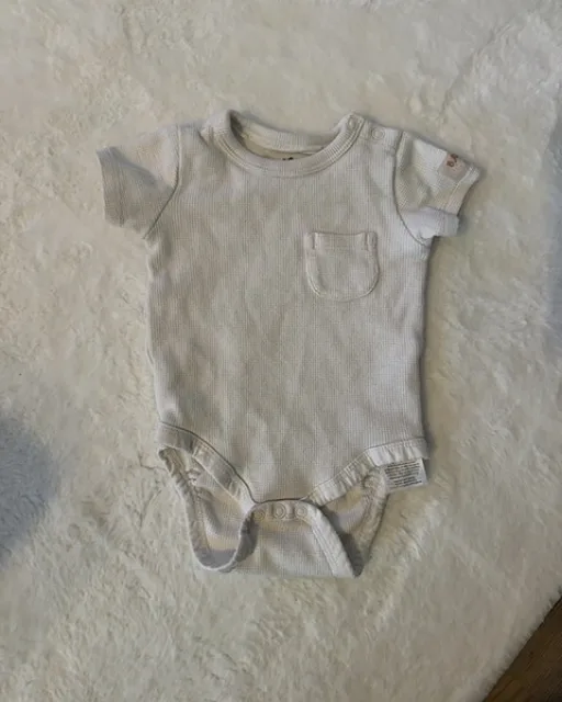 Koko 74 / So Cute valkoinen lyhythihainen body rintataskulla