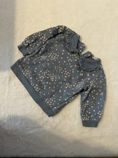 Koko 74 / H&M sininen paita valkoisilla kukilla ja röyhelökauluksella