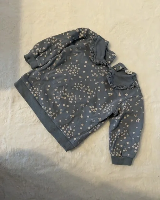 Koko 74 / H&M sininen paita valkoisilla kukilla ja röyhelökauluksella