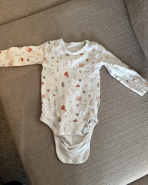 Pippi vaalea kuosillinen pitkähihainen body 62/68