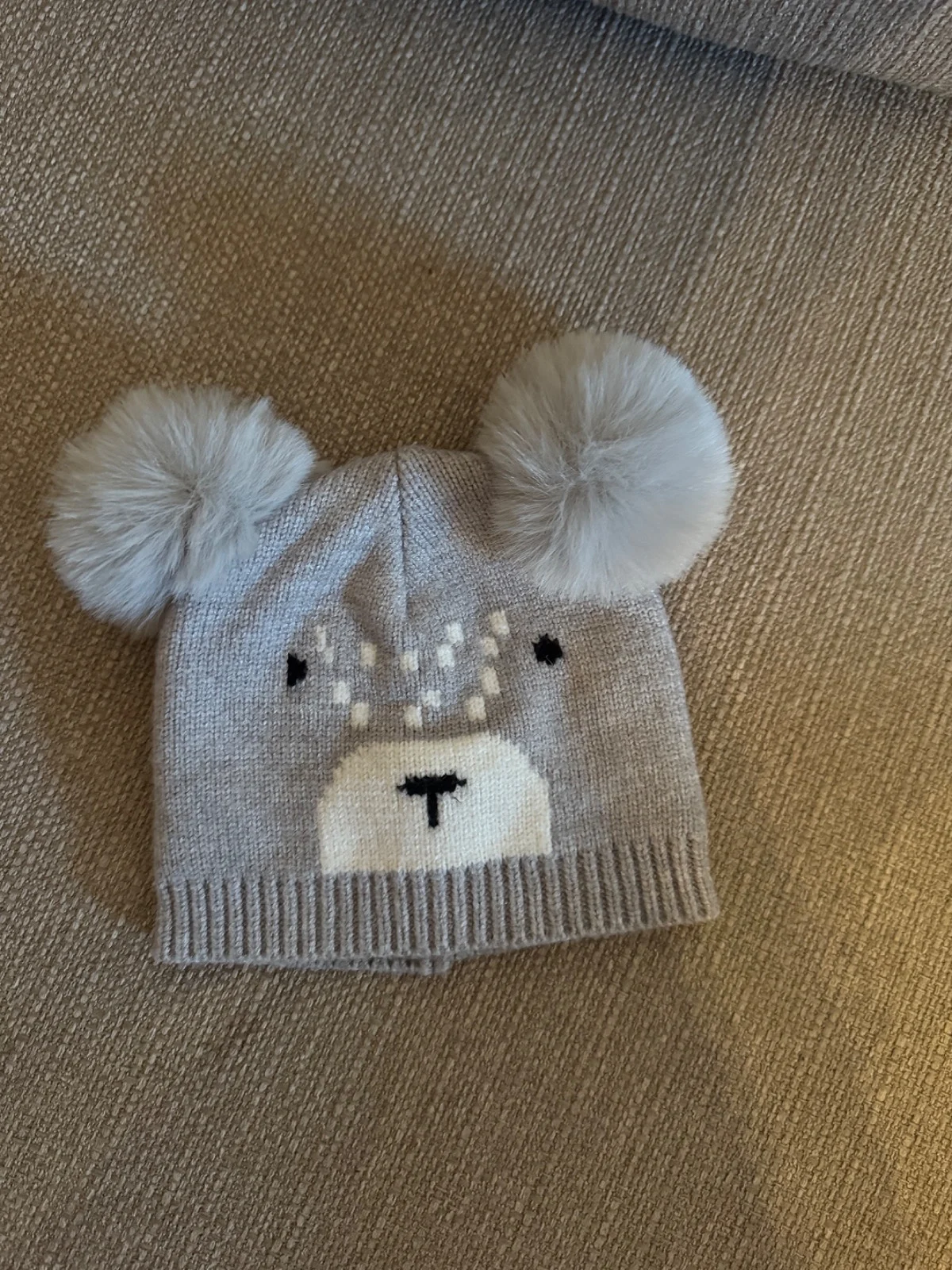 Uusi harmaa nalle pipo. Ciraf