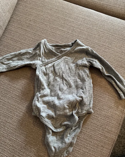 Vauvan pitkähihainen harmaa kietaisubody, lupilu koko 62/68