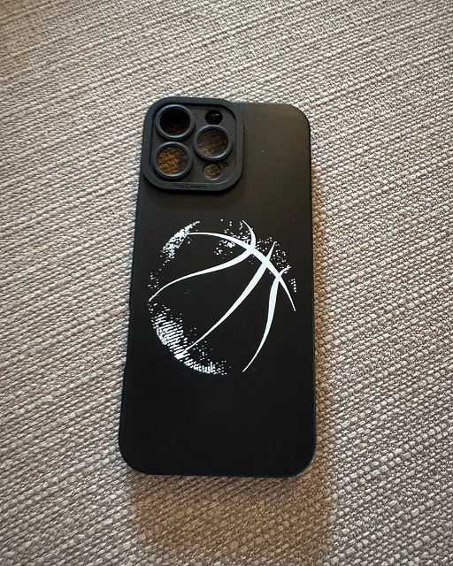 Iphone 16 pro max mustavalkoiset koripallo kuoret