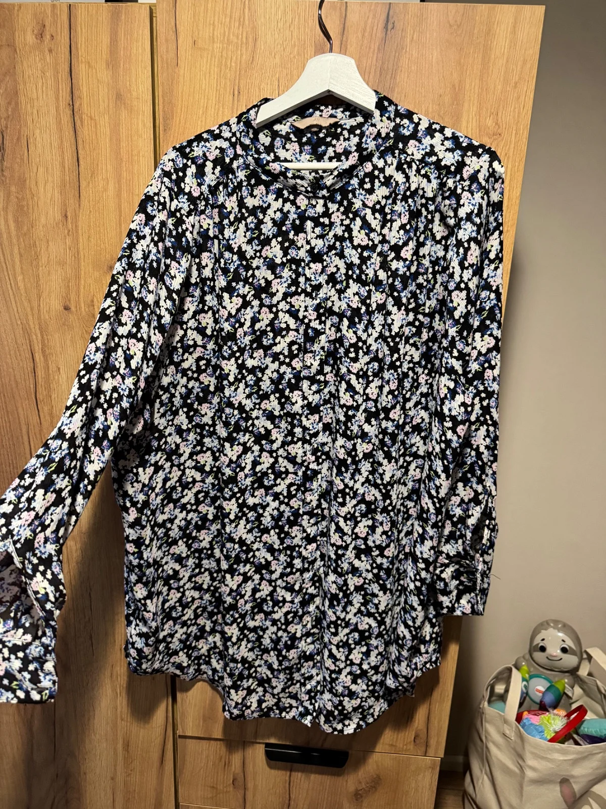 Naisten kukkakuvioinen pusero napeilla, H&M