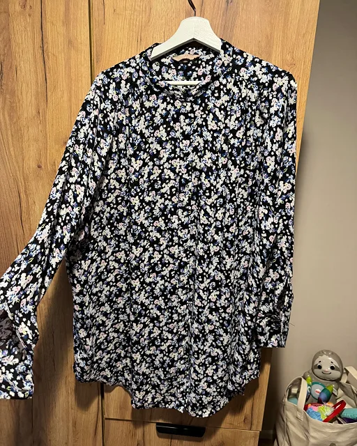 Naisten kukkakuvioinen pusero napeilla, H&M